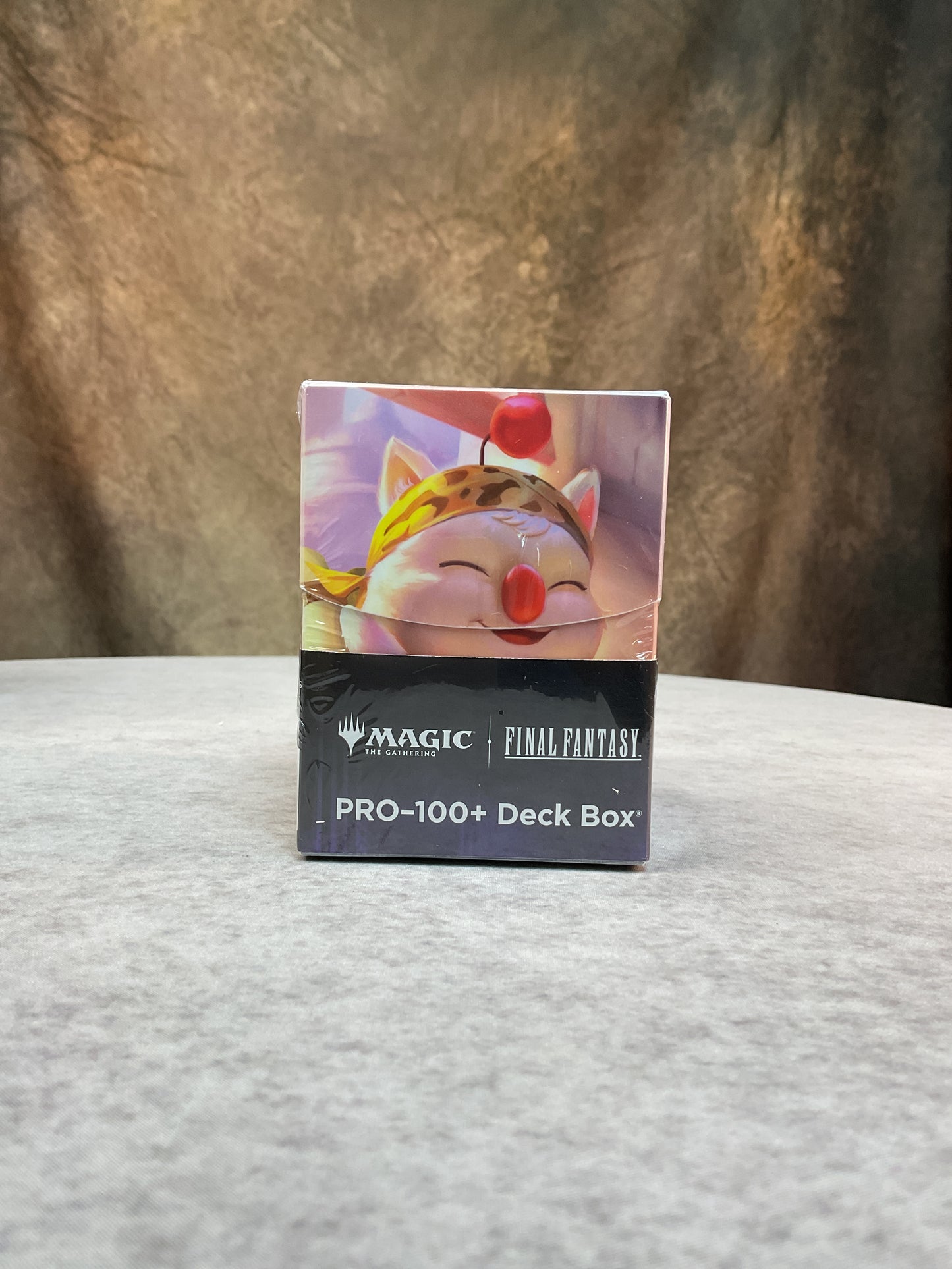 TCG – Ultra Pro – PRO 100+ Deck Box Final Fantasy Stiltzkin, Moogle Merchant